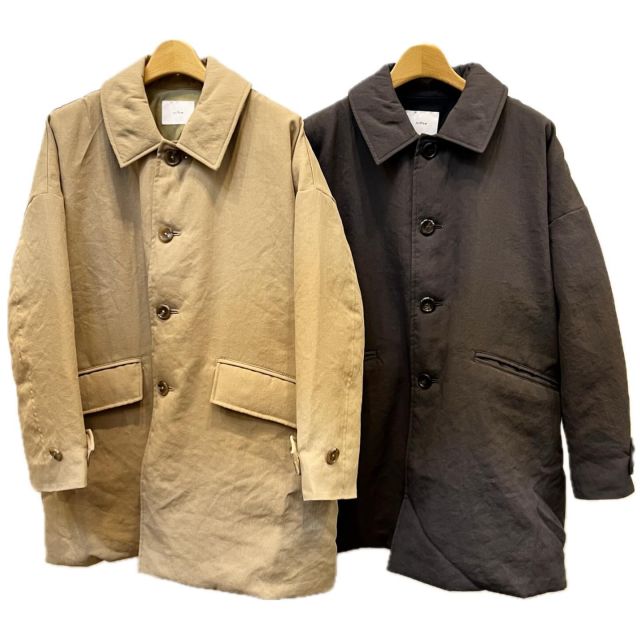 . 【NEW ARRIVAL】  #miffew  #ミフュー  ▫️BAL COLLAR OVER DOWN COAT  color.beige/charcoal  size.2  ¥97,900(tax in)  polyester 100% down 90% feather 10%  made in japan  裾に向かってゆるやかに広がるAラインが特徴で、 小さめの襟の裏にはチンストラップが付属しています。 袖口のタブと裾は、スピンドルでシルエットの調整が可能。 ウエストのポケットはフラップを内側に収納しても使用できます。  ポリエステル特有の軽さとしなやかさと高い撥水性を兼ね備えた素材。 中空糸と呼ばれる筒状の糸を織り上げることで、 空洞の中に空気を閉じ込め、 ダウン本来の暖かさを感じやすいのが特徴です。  スタッフ157cm  Instagram DMからの郵送やお取り置きも 承っております☺︎ 気になる商品がございましたら お気軽にお問い合わせください。  【🎄❄️SET UP FAIR❄️🎄】 店内商品、2点&¥11,000(tax in)以上お買い上げで レジにて10%OFF！！  👛プレミアム商品券利用可能店🎟️  営業時間  10:30-18:30 水曜定休日  #愛媛#松山#大街道#ehime#matsuyama#セレクトショップ#松山セレクトショップ#愛媛セレクトショップ#セレクトショップ松山#fudge#fudge部#lalabegin#cluel#今日のコーデ #大人コーデ#今日の服#blessofbless#ブレスオブブレス#outfit#ファッションコーデ#松山子供服#こどもふく#ootd#bless23aw#ダウン#アウター#ダウンジャケット #ダウンコート