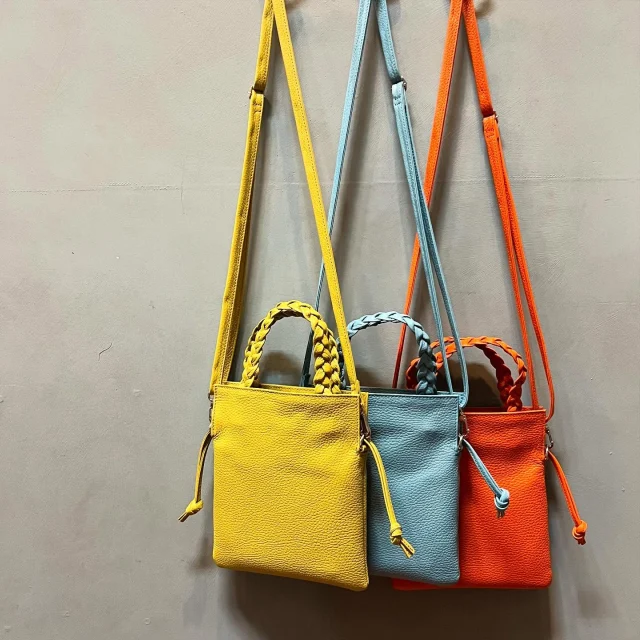 .
【NEW ARRIVAL】

tideway_official 
#tideway
#タイドウェイ

▫️MONTH DRAW STRING 2WAY SHOULDER

color.lime/turquoise/orange

W18 × H20.5 × D (cm)

牛革

¥19,800( tax in)

イタリアのビッグタンナー、マストロット社の牛革を使用。
細かなシボが美しく、ふんわりと柔らかな感触で発色の美しいレザーです。

三つ編みのハンドルがポイントになった
ミニサイズのドローストリングバッグ。
ショルダーストラップは取外しでき、
カジュアルからドレスアップコーデまで
幅広く使えるアイテムです🐬🫧

📦WEB STORE OPEN🚚
春物続々入荷中🌸
セールアイテムは再値下げ！！
blessofbless.lifeの
プロフィールのURLからチェック📱

営業時間 
10:30-18:30
水曜定休日

#愛媛#松山#大街道#ehime#matsuyama#セレクトショップ#松山セレクトショップ#愛媛セレクトショップ#セレクトショップ松山#fudge#fudge部#lalabegin#cluel#今日のコーデ #大人コーデ#今日の服#blessofbless#ブレスオブブレス#outfit#ファッションコーデ#松山子供服#こどもふく#ootd#bless25ss