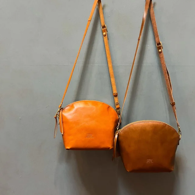 .
【NEW ARRIVAL】

tideway_official 
#tideway
#タイドウェイ

▫️LIGHT LEATHER SHOULDER

color.camel/choco

W25（底部分20）×H20×D7

裏地なし/内ポケット

牛革

¥16,500( tax in)

本革とは思えないほど軽いショルダーバッグ。
しっかりとマチがついているので、見た目以上にたっぷり荷物が入ります。
長さ調節可能です◎

Instagram DMからの郵送やお取り置き・在庫確認も
承っております☺︎
気になる商品がございましたら
お気軽にお問い合わせください。

📦WEB STORE OPEN🚚
春物続々入荷中🌸
セールアイテムは再値下げ！！
blessofbless.lifeの
プロフィールのURLからチェック📱

営業時間 
10:30-18:30
水曜定休日

#愛媛#松山#大街道#ehime#matsuyama#セレクトショップ#松山セレクトショップ#愛媛セレクトショップ#セレクトショップ松山#fudge#fudge部#lalabegin#cluel#今日のコーデ #大人コーデ#今日の服#blessofbless#ブレスオブブレス#outfit#ファッションコーデ#松山子供服#こどもふく#ootd#bless25ss#ショルダーバッグ#本革バッグ