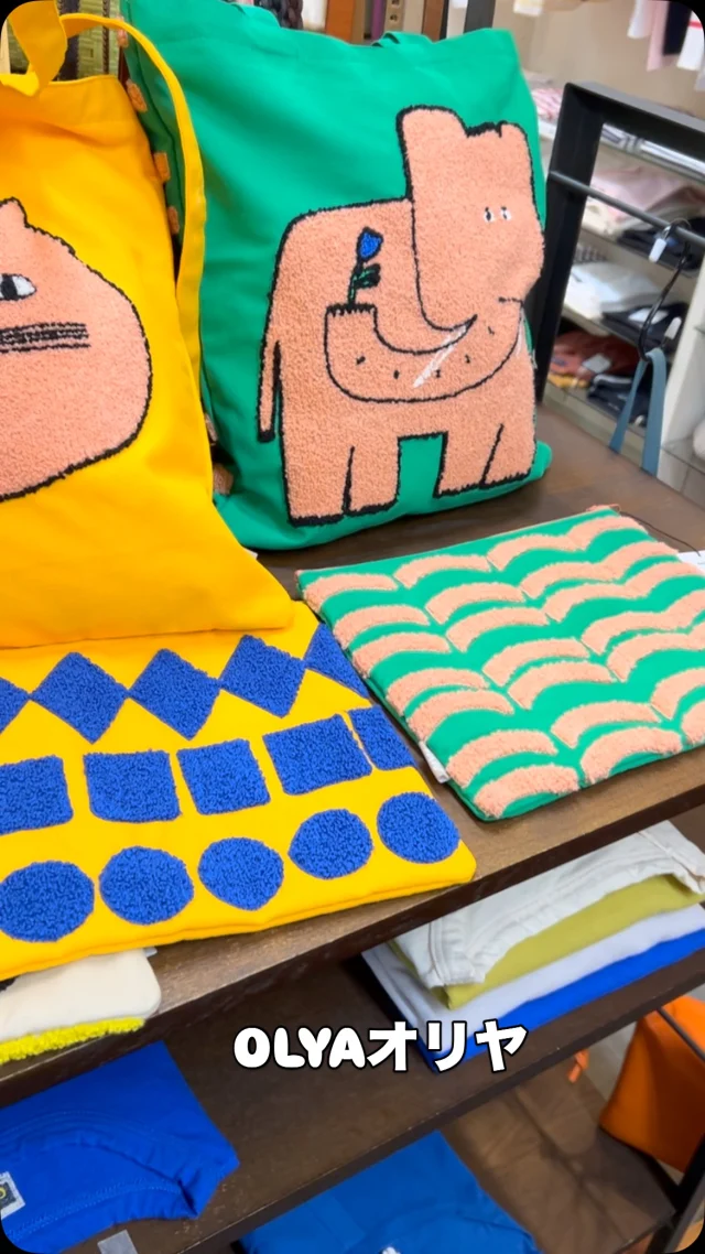 OLYAオリヤです✨️フィンランド在住のイラストレーター
がデザインしているポーチとバッグです🎶北欧ならではの
デザインと色使い！モコモコ素材と動物達の表情がなんとも
言えず可愛いです！