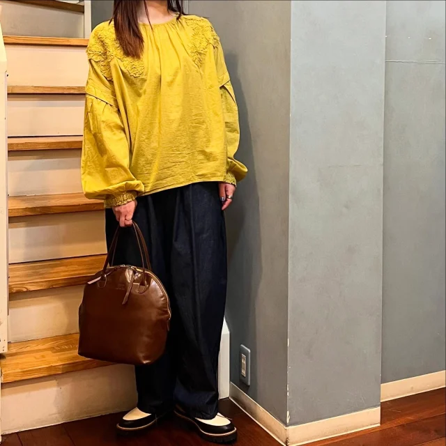 .
【NEW ARRIVAL】

▫️blouse #douxbleu

color.olive/charcoal

¥15,400(tax in)

インド綿ボイルの繊細な生地を
ストリング(紐状)にして植物のようなモチーフを
肩まわりに立体的に施した美しいブラウス🌼
プルオーバーと前開きの前後2way仕様。
薄くしなやかなコットン素材です！

▫️pants #diaries

color.light indigo/indigo

¥12,100(in tax)

腰から太ももにかけてゆったりと
丸みを帯びたエッグシルエット🥚
ちょうどいい丈感でルーズに見えないよう
バランスをとっています。
安定感のある平ゴムウエストがストレスを軽減し
内ヒモ入りでフィット感も調整できます☝️✨

スタッフ154cm

📦WEB STORE OPEN🚚
blessofbless.lifeの
プロフィールのURLからチェック📱

営業時間 
10:30-18:30
水曜定休日

#愛媛#松山#大街道#ehime#matsuyama#セレクトショップ#松山セレクトショップ#愛媛セレクトショップ#セレクトショップ松山#fudge#fudge部#lalabegin#cluel#今日のコーデ #大人コーデ#今日の服#blessofbless#ブレスオブブレス#outfit#ファッションコーデ#ootd#bless25aw#ドゥーブルー#ダイアリーズ