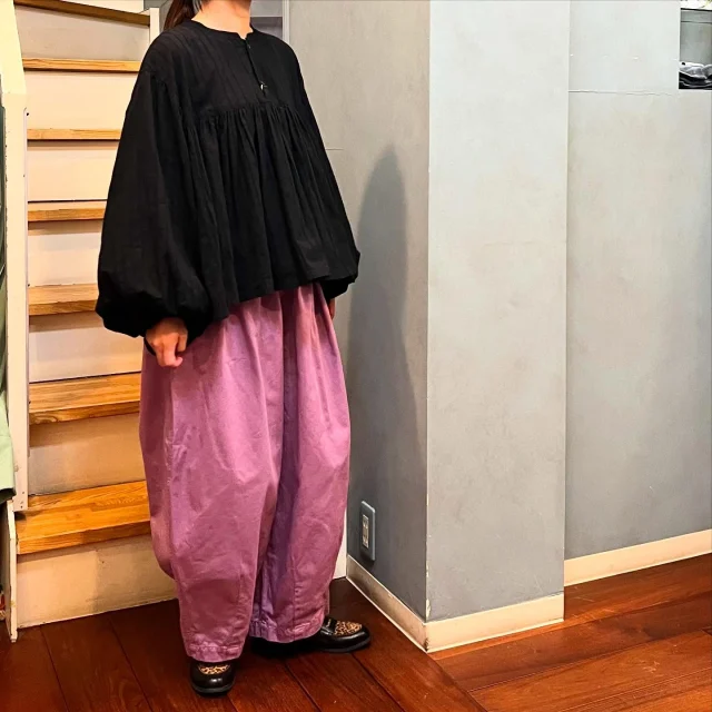 .
【NEW ARRIVAL】

harvesty_official 
#harvesty
#ハーベスティ

▫️blouse

color.black

size.1

¥19,800(tax in)

ギャザーたっぷりでふんわりシルエットの
ボヘミアンブラウス🪽
Aラインのシルエットと、程よいパフスリーブと
丸みのある袖口に仕立てて、
アンティークブラウスの様な雰囲気を出しつつも、
着用しやすいサイズ感に落とし込んでいます。

生地はレース調の透け感のからみ織りストライプ。
伸縮性もあり繊細な透け感や立体感があります。
甘織りで通気性もよく、軽やかな質感です。

▫️circus pants

color.lilac/brown

size.1

¥18,480(tax in)

今年の秋冬NEW COLOR🍂🪻
フロントにタックを、スソにダーツを施し、
大胆なボリュームシルエットに仕上げた 
”サーカスパンツ"。
ウエスト周りはゴム仕様でリラックス感もあり、
綿100%で粗野感のあるチノ素材は穿き心地も良く、
穿く程に肌に馴染みます。

▫️onepiece

color.black

size.1

¥27,500(tax in)

ブラウスと同生地のボヘミアンローブ🧙🪄
形も同様、Aラインシルエットのパフスリーブに
なっております♪

スタッフ154cm

📦WEB STORE OPEN🚚
blessofbless.lifeの
プロフィールのURLからチェック📱

営業時間 
10:30-18:30
水曜定休日

#愛媛#松山#大街道#ehime#matsuyama#セレクトショップ#松山セレクトショップ#愛媛セレクトショップ#セレクトショップ松山#fudge#fudge部#lalabegin#cluel#今日のコーデ #大人コーデ#今日の服#blessofbless#ブレスオブブレス#outfit#ファッションコーデ#ootd#bless25aw