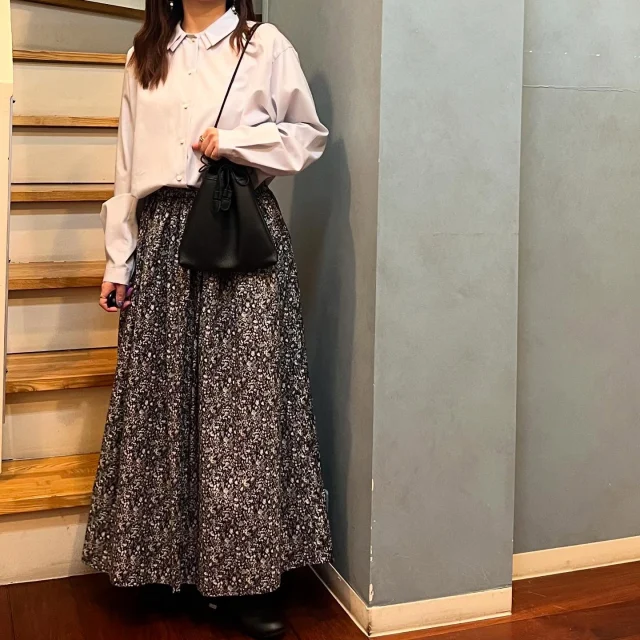 .
【NEW ARRIVAL】

▫️shirt #mizuiroind

color.off white/light gray/black

¥15,180(tax in)

ミズイロインドで人気のダブルカラーシャツ。
シンプルで上品な雰囲気が魅力で
襟が二重のデザインが特徴。
スッキリとしたコンパクトなサイズ感を表現し
ベストを重ねたり1枚あると役立つアイテムです。

▫️skirt #diaries

color.beige/black

¥15,180(tax in)

裏地付きの小花柄ギャザースカート。
ウエストはゴムになっており紐で調節もできるので
快適に履いていただけます🙆

スタッフ154cm

📦WEB STORE OPEN🚚
blessofbless.lifeの
プロフィールのURLからチェック📱

営業時間 
10:30-18:30
水曜定休日

#愛媛#松山#大街道#ehime#matsuyama#セレクトショップ#松山セレクトショップ#愛媛セレクトショップ#セレクトショップ松山#fudge#fudge部#lalabegin#cluel#今日のコーデ #大人コーデ#今日の服#blessofbless#ブレスオブブレス#outfit#ファッションコーデ#ootd#bless25aw#ミズイロインド#ダイアリーズ