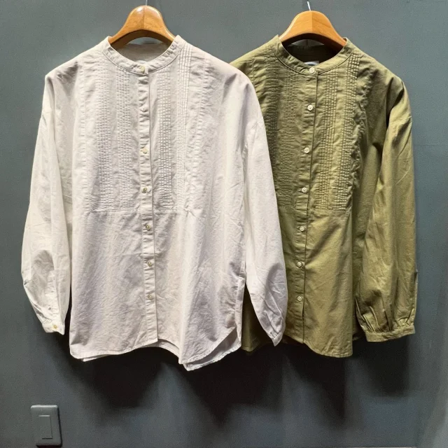 .
【NEW ARRIVAL】

shirt #yarra

color.white/light green

¥12,100(tax in)

程よいハリ感と滑らかな肌触りが魅力の
キャンブリック生地を使用したブラウス。

軽く起毛させた素材感は、柔らかさと
上品な温かみを兼ね備え
秋冬のコーディネートにもぴったりです🐻

フロントに施した繊細なピンタックデザインが
アクセントになり、シンプルながらも立体感のある表情に。

長めの丈感でヒップラインをさりげなくカバーし、
すっきりとしたボトムスとの相性も抜群です。

📦WEB STORE OPEN🚚
blessofbless.lifeの
プロフィールのURLからチェック📱

営業時間 
10:30-18:30
水曜定休日

#愛媛#松山#大街道#ehime#matsuyama#セレクトショップ#松山セレクトショップ#愛媛セレクトショップ#セレクトショップ松山#fudge#fudge部#lalabegin#cluel#今日のコーデ #大人コーデ#今日の服#blessofbless#ブレスオブブレス#outfit#ファッションコーデ#ootd#bless25aw