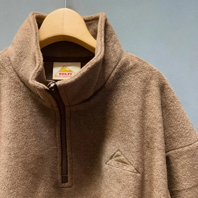 .
【NEW ARRIVAL】
kelty_apparel_jp 
▫️パフリースクロップドハーフジップ(1-3P)
color.mocha
¥11,550(tax in)
▫️パフリースジップパーカー(4-7P)
color.beige/mocha/black
¥12,650(tax in)
▫️パフリースクルーネック(8・9P)
color.mocha/black
color.¥9,350(tax in)
▫️パフリースパーカー(10-12P)
color.mocha/black
¥10,450(tax in)
ポリエステル×レーヨンの軽くて滑らかな
新しいフリース素材、パフリースを使用🐻
ウールを感じさせるようなカラーリングです🩶
📦WEB STORE OPEN🚚
blessofbless.lifeの
プロフィールのURLからチェック📱
営業時間 
10:30-18:30
水曜定休日
#松山セレクトショップ
#blessofbless
#ブレスオブブレス
#bless25aw