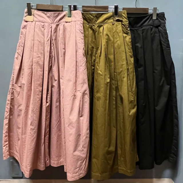 .
【NEW ARRIVAL】
harvesty_official 
人気のキュロットシリーズから新色ピンクが登場🐖💫
両型ともハリのあるツイル素材でボリューム感を
出してくれます☁️
後ろゴム仕様なので楽ちんに履いていただけますよ🙌
▫️CULOTTES
color.
pink/moss/black
size.2(M)
¥15,180(tax in)
Aラインのスカート風のキュロットパンツ
▫️CIRCUS CULOTTE
color.
pink/beige/moss/black
size.0(XS)1(S) 1着用
¥16,280(tax in)
バルーンシルエットのロングキュロットパンツ
📦WEB STORE OPEN🚚
blessofbless.lifeの
プロフィールのURLからチェック📱
営業時間 
10:30-18:30
水曜定休日
#松山セレクトショップ
#blessofbless
#ブレスオブブレス
#bless25aw