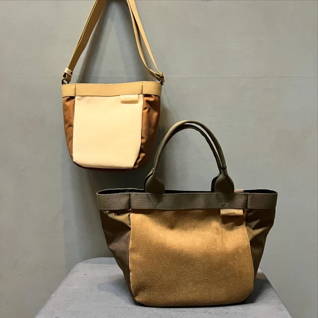 .
【NEW ARRIVAL】

cledran_japan 

▫️LANG COMBI TOTE(2-6P)

color.lt.br×off white/olive×mocha

¥16,500(tax in)

▫️LANG COMBI SHOULDER(7-11P)

color.lt.br×off white/olive×mocha

¥14,300(tax in)

前面には柔らかなスエード調素材、
背面には丈夫なナイロン素材を組み合わせた
コンビデザイン🫎☁️
異素材のコントラストがシンプルな中に奥行きを感じられ、スタイルを引き立てます。

トートは約15cmのしっかりとしたマチ幅があり、
見た目以上の収納力👍🏻
内部には小物整理に便利なオープンポケットが
3つ配置され、バッグの中身をすっきりと整えられます🪽
さらに両サイドにもオープンポケットを設けており
水筒や折り畳み傘など立てて収納したいアイテムの
出し入れもスムーズです🌂🫧

ショルダーはマチは12cmとしっかり確保しながらも
全体はコンパクト。
スマートフォン、二つ折り財布、ミニポーチ、
ハンカチなど、必要な小物をスマートに収納できます⭕️
内側にはオープンポケットを1つ配置し、
鍵やリップなどの小物を整理しやすいです💄✨
さらに背面のオープンポケットは、
スマホやICカードを取り出すのに便利📱

📦WEB STORE OPEN🚚
blessofbless.lifeの
プロフィールのURLからチェック📱

営業時間 
10:30-18:30
水曜定休日

#松山セレクトショップ
#blessofbless
#ブレスオブブレス
#bless25aw