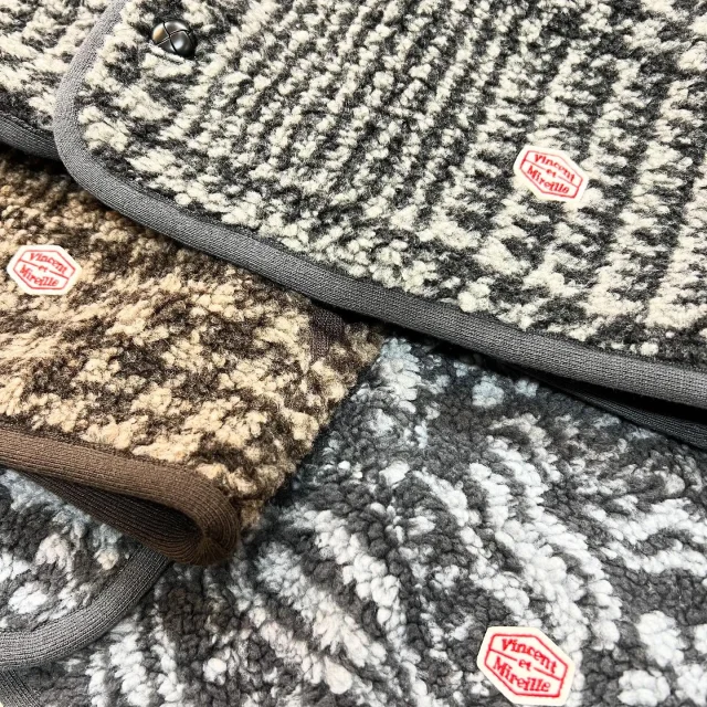 .
【NEW ARRIVAL】

vincentetmireille_official 

▫️BOA VEST(PLAID)

color.lt.grey/brown

¥14,300(tax in)

▫️BOA VEST REVERSIBLE

color.charcoal grey×lt.grey

¥15,400(tax in)

▫️BOA VEST

color.ivory

¥13,200(tax in)

▫️BOA VEST(SOLID)

color.black

¥13,200(tax in)

ヴァンソンエミレイユからベストが入荷しております🇫🇷
今年はグレンチェックとリバーシブルペイズリーです！！
既にサイズ欠けしているものもありますので
気になった方はお早めにお越しくださいませ🌬️

📦WEB STORE OPEN🚚
blessofbless.lifeの
プロフィールのURLからチェック📱

営業時間 
10:30-18:30
水曜定休日

#松山セレクトショップ
#blessofbless
#ブレスオブブレス
#bless25aw
#ヴァンソンエミレイユ