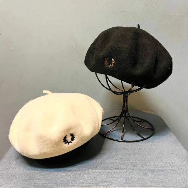 .
【NEW ARRIVAL】

fredperryjp 

▫️Beret

color.black/ecru

ウール89% ナイロン11%

¥9,900(tax in)

フレッドペリーから
人気のベレー帽に新色が登場🌿
プレゼントにもおすすめです💝

📦WEB STORE OPEN🚚
blessofbless.lifeの
プロフィールのURLからチェック📱

営業時間 
10:30-18:30
水曜定休日

#松山セレクトショップ
#blessofbless
#ブレスオブブレス
#bless25aw
#フレッドペリー
#ベレー帽