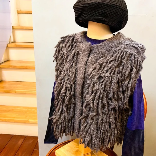 .
【NEW ARRIVAL】

▫️vest #hwyl

color.beige/charcoal gray

¥6,600(tax in)

ウール混の糸を使用した
もじゃもじゃフリンジのニットベスト🐏
フロントはくるみ釦の仕様で開閉可能です◎
前後着用可能なので、
プルオーバーのベストとしてもお楽しみいただけます🙌

秋は薄手のトップスと合わせて、
冬は薄手のニットやシャツとの重ね着など、
合わせ方次第で様々なスタイリングを
ロングシーズンお楽しみいただけます❄️

▫️tops #cloche

color.off/loyal blue/black

¥8,250(tax in)

リブ編みのニットトップス🧶
袖先のみシアーの糸を使用しています。

📦WEB STORE OPEN🚚
blessofbless.lifeの
プロフィールのURLからチェック📱

営業時間 
10:30-18:30
水曜定休日

#松山セレクトショップ
#blessofbless
#ブレスオブブレス
#bless25aw
#ヒュイル
#クロッシェ