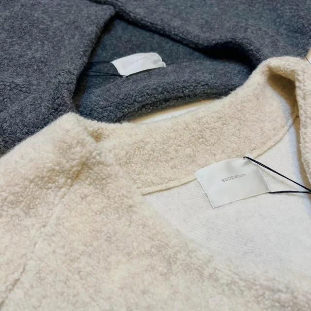 .
【NEW ARRIVAL】

▫️cardigan #sabbatum

color.beige/charcoal

wool56% polyester27% nylon15% other2%

¥18,480(tax in)

ボア素材のラグランカーディガン🐻
女性らしいAラインシルエットで
後ろが長めになっているのも嬉しいポイント☝️✨

📦WEB STORE OPEN🚚
blessofbless.lifeの
プロフィールのURLからチェック📱

営業時間 
10:30-18:30
水曜定休日

#松山セレクトショップ
#blessofbless
#ブレスオブブレス
#bless25aw