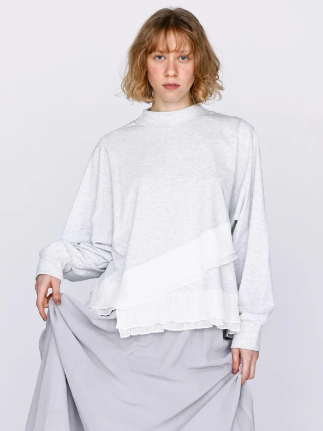 .
【NEW ARRIVAL】

#kelen

▫️ワイドフレアフリルトップス

color.moku gray/charcoal

¥11,990(tax in)

サラッとしたタッチが心地よい
綿100%カットソー素材を使用🌿

伸縮性に優れる天竺カットソー素材なので
着脱もしやすく
裾に向かって広がるワイドフレアと
広いアームホールシルエットは
ボディラインを拾わず
ゆとりのあるリラクシーな着心地🦥

程よいモックネックで上品な印象を加え
裾には異素材のフリルを大胆に切り替え
メリハリのあるデザインに🩰✨

📦WEB STORE OPEN🚚
blessofbless.lifeの
プロフィールのURLからチェック📱

営業時間 
10:30-18:30
水曜定休日

#松山セレクトショップ
#blessofbless
#bless26ss