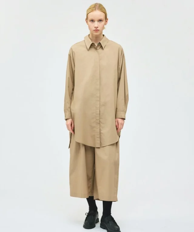 .
【NEW ARRIVAL】

#mizuiroind

▫️ボックスカットシャツ
▫️ワイドハーフパンツ

color.beige

¥16,830(tax in)
¥13,860(tax in)

40タイプライターを使用したミズイロインドらしい
ベーシックなデザインを表現したボックスカットシャツ🐿️
前後差をつけた裾は、
前後で裾ラインが違うのもポイント☝️
シャツですがトレンチコートっぽくも着れますよ🫶🏻

同素材のパンツはリラックス感のあるゴム使用🌿
調節紐もついているのでウエストキープの
しやすいデザインです！！　

📦WEB STORE OPEN🚚
blessofbless.lifeの
プロフィールのURLからチェック📱

営業時間 
10:30-18:30
水曜定休日

#松山セレクトショップ
#blessofbless
#bless26ss