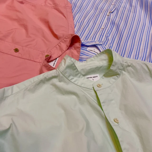 .
【NEW ARRIVAL】

#royalnavy

▫️BAND COLLAR SHIRT

color.saffflower/mint/baby blue

size.1

¥9,900(tax in)

ROYAL NAVY(ロイヤルネイビー)より、
定番バンドカラーシャツのご紹介です。
1952年イギリス軍のパラシュート部隊の
ウールシャツをベースにしたモデル🇬🇧

独特な前開きのカットや
メンズライクなサイズ感はそのままに
よりデイリーに着回せるようアレンジ。

素材は程よいハリ感と光沢が上品な
コットンポプリン生地を使用。
ゆとりのあるサイズ感で1枚でさまになります。

着丈が長めなので
前を開けて羽織りとしての着方もおすすめです☝️✨

📦WEB STORE OPEN🚚
blessofbless.lifeの
プロフィールのURLからチェック📱
🌷初回ご購入限定🌷
¥1000割引クーポン配布【blesslife】

営業時間 
10:30-18:30
水曜定休日

#松山セレクトショップ
#blessofbless
#bless26ss