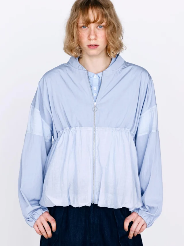 .
【NEW ARRIVAL】

#kelen

▫️シアーコンビエアリーブルゾン

color.saxe/black

¥20,900(tax in)

さらっとした肌触りで涼しげな印象のエアリーブルゾン🫐

袖口裏にいれたシャーリングで膨らむ袖と
折り返して作成した裾のバルーンで全体を
丸みのあるシルエットに仕上げています✨

女性らしい素材とメンズライクなブルゾン衿の
コントラストでクリーンなスタイリングから
カジュアルまで合わせやすいアイテムです🫶🏻

両脇の内側にドローコードを入れ
絞ることでシルエットの変化も楽しめます🫧

📦WEB STORE OPEN🚚
blessofbless.lifeの
プロフィールのURLからチェック📱
🌷初回ご購入限定🌷
¥1000割引クーポン配布【blesslife】

営業時間 
10:30-18:30
水曜定休日

#松山セレクトショップ
#blessofbless
#bless26ss